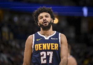 手感不佳！穆雷上半场8投仅2中拿到6分4篮板3助攻 但正负值+6