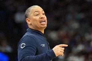 泰伦-卢：今晚我们的球迷太棒了 他们都到场了 全情投入