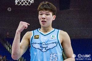 直播吧：杨瀚森完成赴美后首训 总长约5小时 训练师纠正投篮