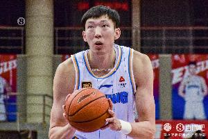 付政浩：周琦一柱擎天 广厦在中锋位置上没有足够身高来匹配他