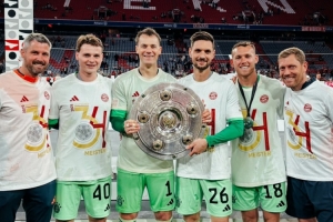 拜仁最后一道坚实防线！诺伊尔社媒晒门将团队合照：🏆🧤⚽️