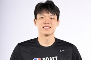 媒体人：教练很认可杨瀚森 一直在鼓掌 并重复跟瀚森说Good job