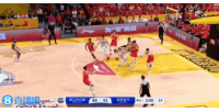 😳孙铭徽倒地疑似绊倒抢篮板的丘天 网友质疑：这动作很危险吧