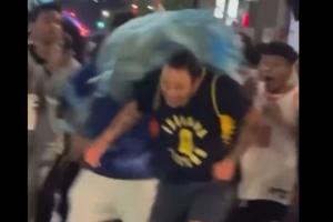 这不好🤕尼克斯球迷以多欺少 用垃圾砸哈利伯顿球迷