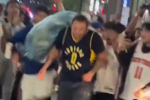 尼克斯球迷群殴一位步行者球迷😓美媒怒斥：最差劲的球迷群体！