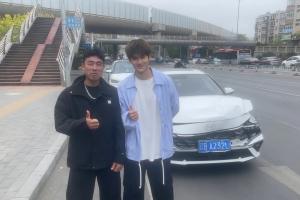 勿模仿！球迷撞车不忘与刘祝润合影：我是这么追星的，你们怎么追