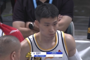血亏！林秉圣破坏北京快攻 被吹违体犯规送对手两罚一掷