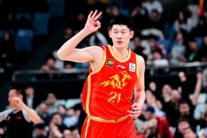 圆梦了！胡金秋11中7高效拿下17分4板1助 首节腹部不适曾返更衣室