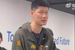 🙏🏽媒体人：胡金秋没有过多庆祝 因腹部受伤已缓慢离开球馆