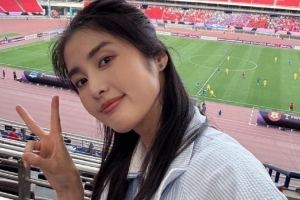 赵丽娜现身女足亚冠半决赛现场：女足首届亚冠！武汉加油👏