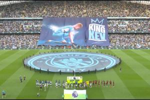 致敬蓝月传奇！曼城赛前看台Tifo：King Kev！