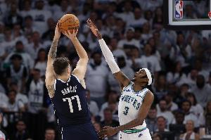 享大福😅主防SGA的小麦去年西决主防东契奇 2场5犯&场均3.6犯