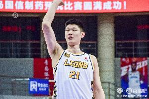 直播吧：胡金秋并无内出血 属于外伤几天便可恢复