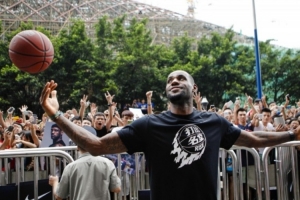 杨毅：采访过的NBA球星詹姆斯架子最大 迟到了1.5小时没任何解释