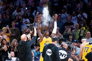 老詹为啥赛前抛镁粉？揭秘NBA球员们对赛前涂松香粉&护手霜的执念