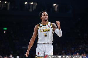 😄球迷叫你大爹？巴里-布朗：这挺奇怪的 我就当是夸我了