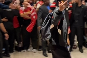 邮报：阿玛德在马来西亚遭遇严重辱骂，因此才对镜头竖中指