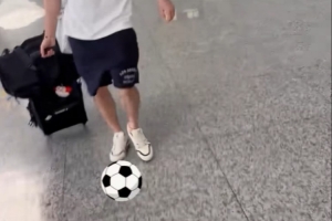 会玩儿 周琦晒随球队前往贵港视频 给孙铭徽P了个踢足球🤣