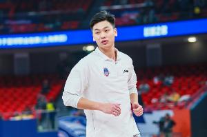 夏晓司：侯沛佐最近没有参加山东的合练 他今夏离队的可能非常大