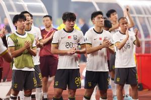 足球报：下届世预赛国足实力不可能有实质性反弹，除非采取归化