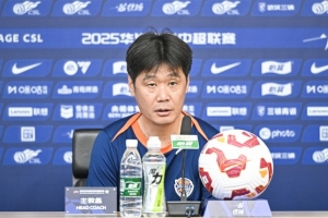 李霄鹏：这个间歇期队员们训练都比较努力，希望明天全力以赴
