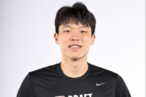 加练！媒体人：杨瀚森练完力量后 在游泳池里直线走了20个来回
