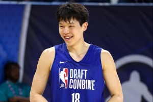 媒体人：杨瀚森的手伤没问题 他在注意上肢力量训练里的发力细节