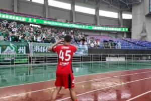 浙江2-2上海海港，莱昂纳多被换下时前往场边向老东家球迷谢场