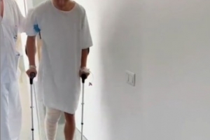 还想踢！武磊在西班牙接受膝盖手术&艰难拄拐！身价已跌至70万欧