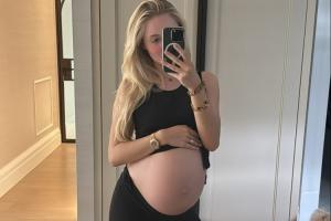 当年还抱在手中🥺21岁杰拉德大女儿晒孕照，孩子即将出生