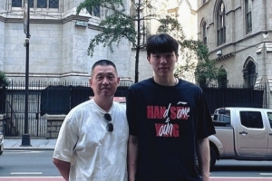 参观NBA总部&与家人团聚！媒体人周鹏晒杨瀚森再次抵达纽约后近照