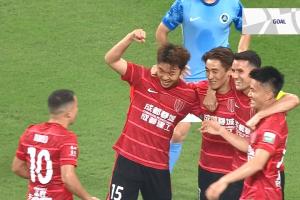 第15分钟，韦世豪助攻严鼎皓推射破门，蓉城2-0领先新鹏城