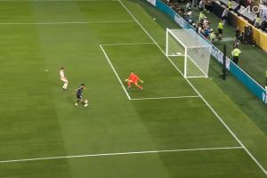 皇马3-0领先！贡萨洛-加西亚单刀破门，积极跑动抢下球权