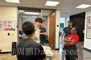 周鹏：发布会后球队与瀚森沟通 譬如喜欢吃什么 事无巨细热情极了