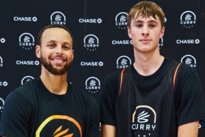 库里晒合照祝贺弗拉格：从库里训练营到NBA 冲呀
