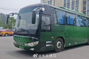 北京国安新大巴准备就绪，今日从基地出发前往工体