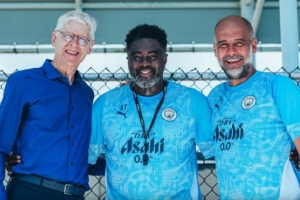 FIFA足球发展总监温格探班曼城，与瓜迪奥拉、科洛-图雷亲切交谈