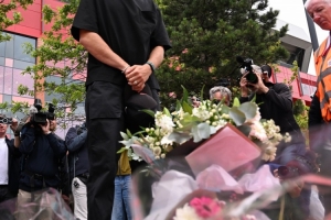 无语凝噎😢老队长亨德森回到安菲尔德，为若塔献花