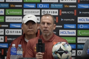 东亚杯赛前新闻发布会，国家队代理主教练久尔杰维奇率张玉宁参加