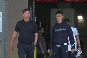 继续复盘！赛后阿隆索与居勒尔一起离开球场，边走边聊
