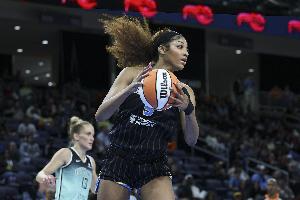 里斯16中7砍16分17板6助1帽 连续5场15+篮板&WNBA历史首人😲
