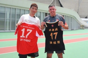 🏀⚽梦幻联动！拜仁慕尼黑赠孙铭徽17号球衣：敬请期待训练内容