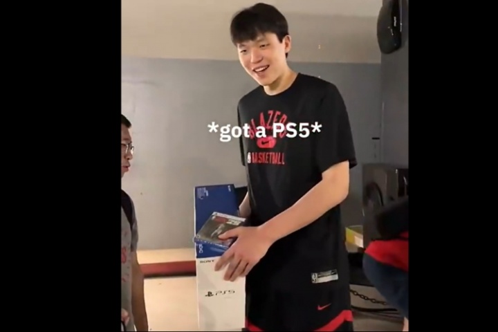 爱吃饭睡觉打游戏🤣杨瀚森收获礼物PS5 开心地抱着炫耀了一路