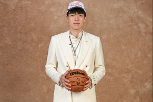 🎯右侧45度NBA三分线5中4！杨瀚森在斯普利特陪同下练外线投篮