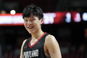 🤜殳海：比卢普斯表示满意杨瀚森昨天表现 并主动伸手与我碰拳