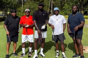 打磨球技🏌🏾詹姆斯晒度假时打高尔夫：外面实在是太热了😅