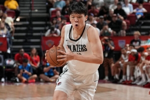 美媒：👍杨瀚森很擅长在弧顶阅读比赛 能给球队进攻更多的选择
