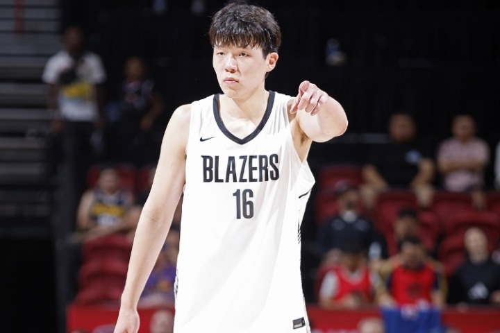 美主持人：杨瀚森抢篮板像亚当斯和小洛一样经常卡位 这深得我心