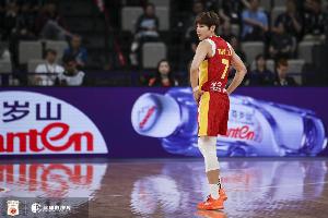 稳健控场！杨力维半场3中2拿到5分3助 三分1中1