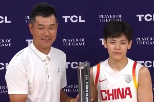 👍杨舒予当选本场最佳球员 前中国男篮球员王仕鹏为其颁奖
